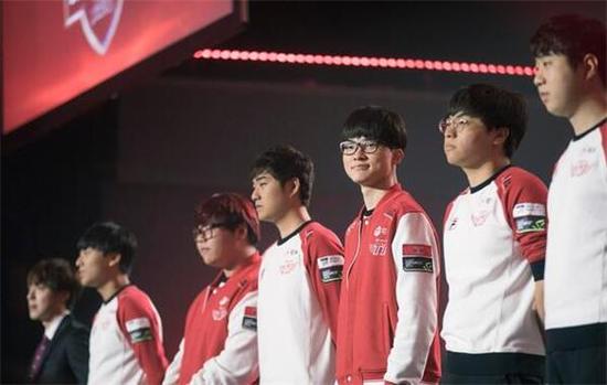 斯基拉：那不勒斯依然想租梅努，球员也想要获得更多出场机会